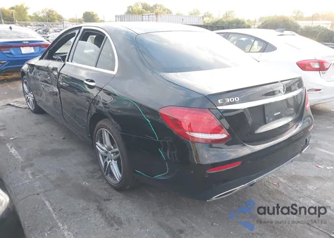 2017 Mercedes-Benz E 300 из США, поврежденный, VIN WDDZF4JB9HA135762